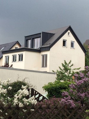 Gaube und Dachrand mit Doppelstehfalz aus Aluminium verkleidet
